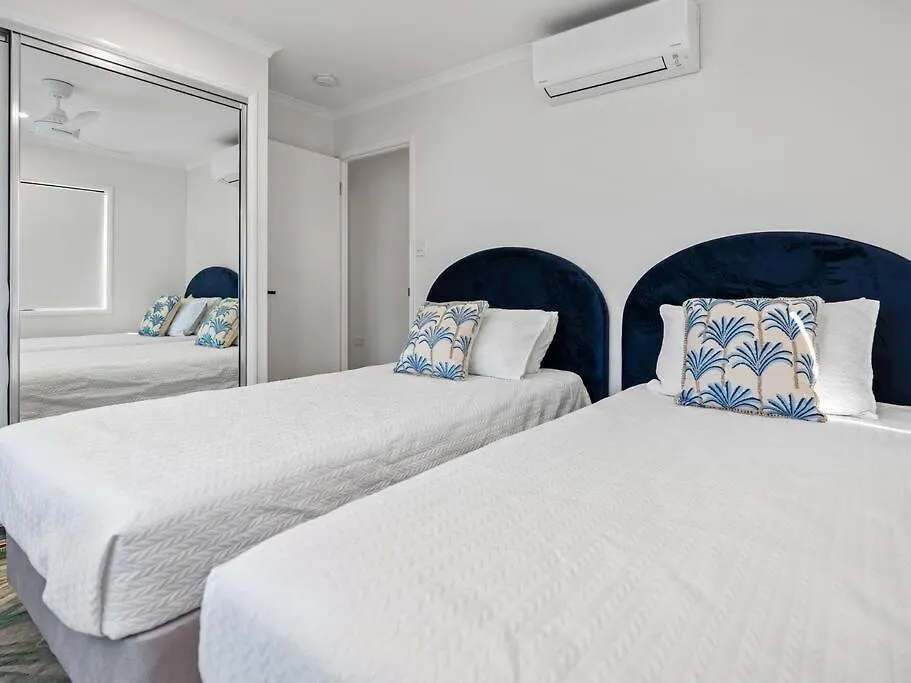 Family Shores - Beachfront Bliss South Mission Beach Holiday home