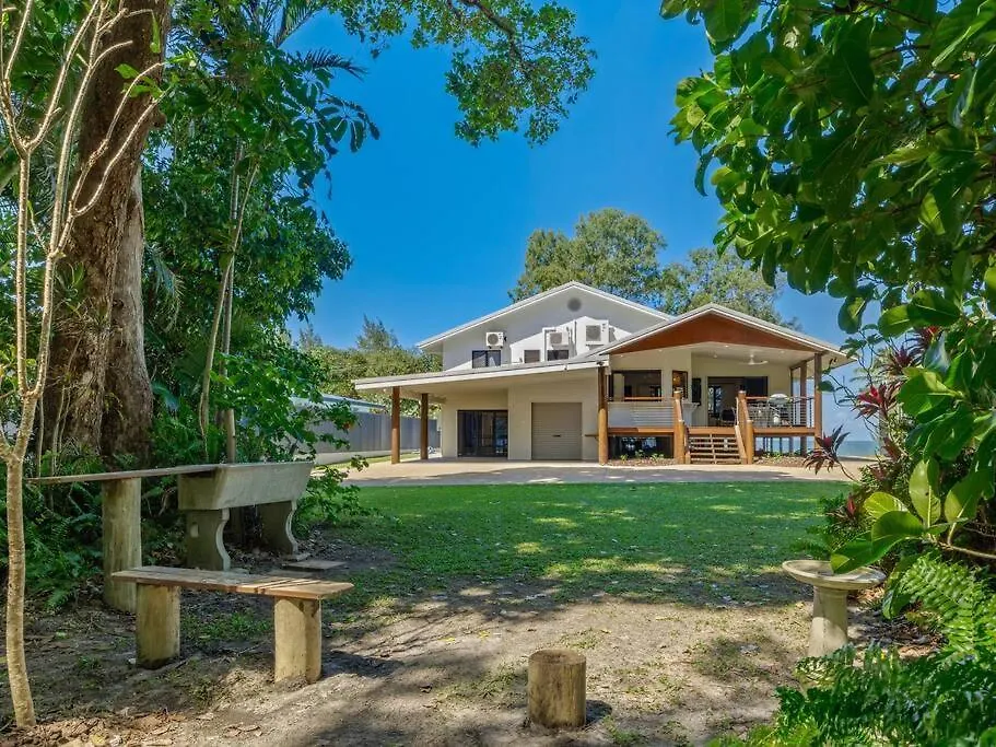 Holiday home Family Shores - Beachfront Bliss South Mission Beach Australia